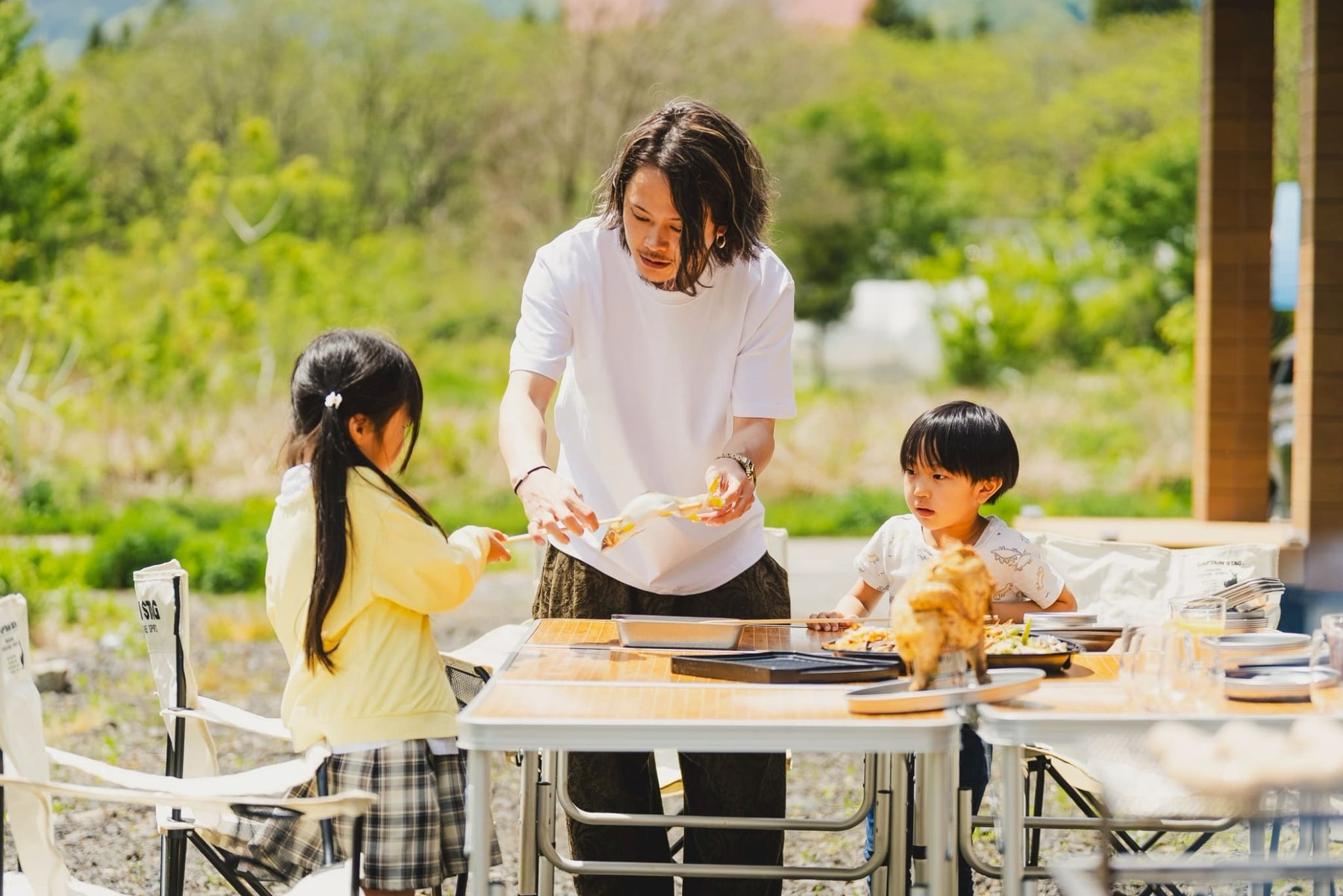 子供たちに取り分けるアウトドアキッチン