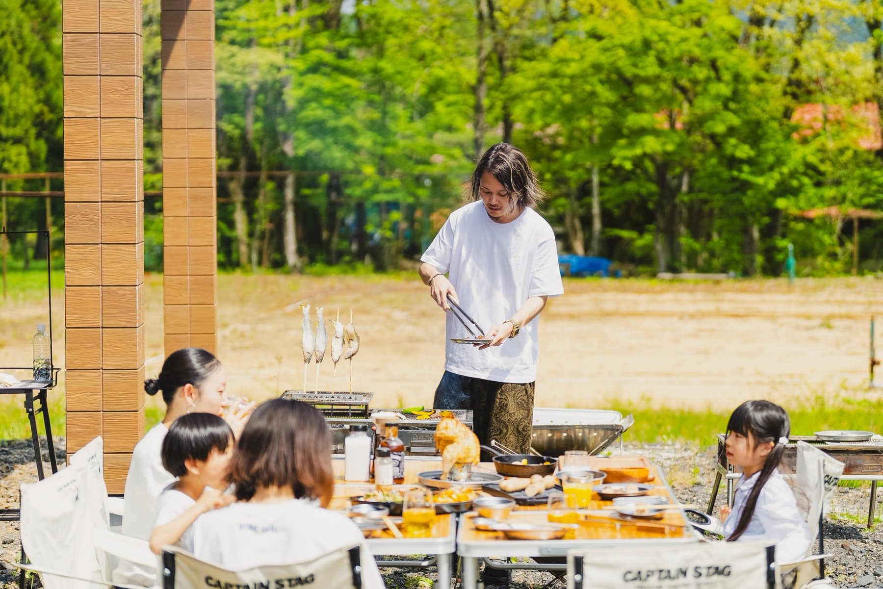 庭で家族を囲むBBQ