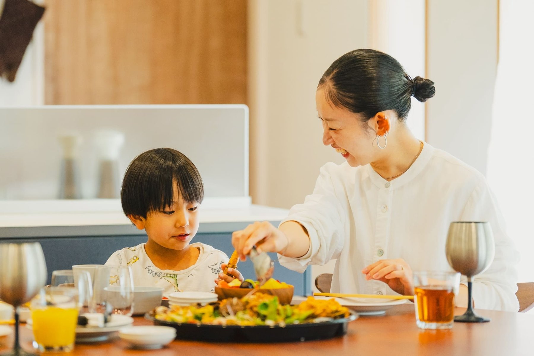 屋内ダイニングで食卓を囲む母子
